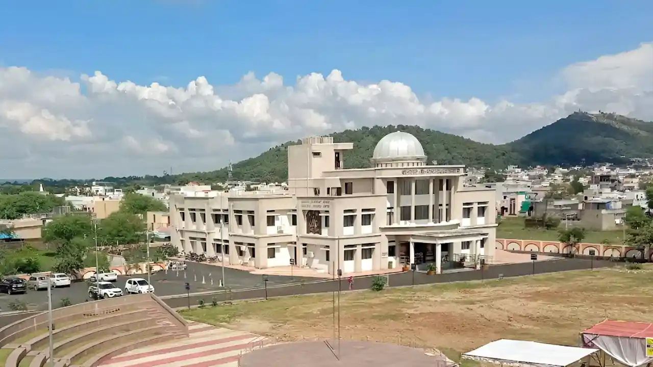 KAVIKULAGURU KALIDAS SANSKRIT UNIVERSITY Banner
